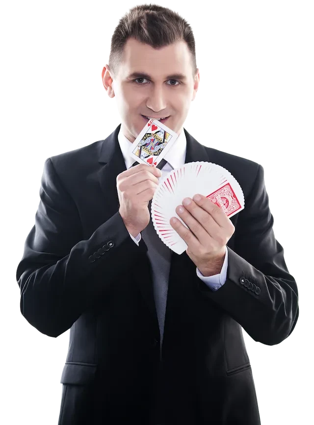 Philipp Kainz als Zauberkünstler mit Spielkarten – Gründer von Hocus Chokus BJJ Wien